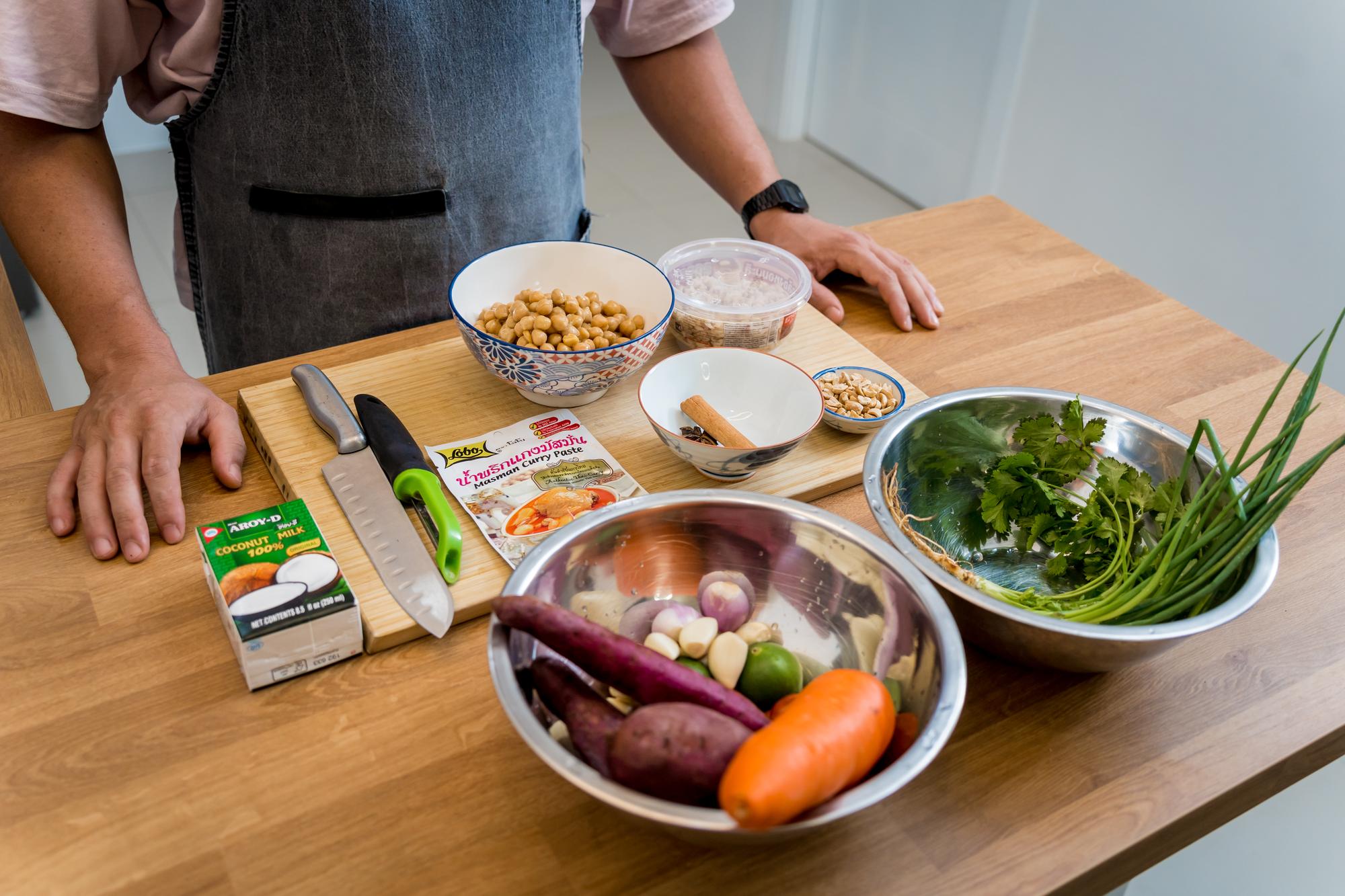 Ingredienti locali su un tavolo da cucina